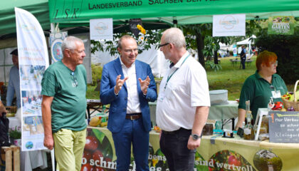 Umweltminister Wolfram Günther beim Besuch der Kleingärtner