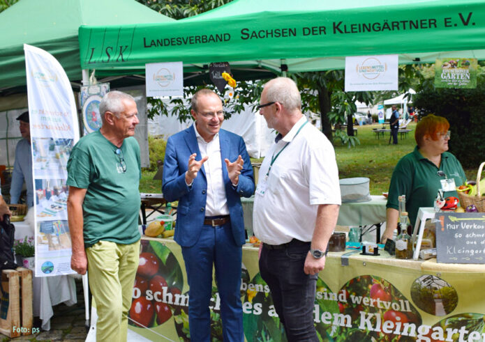 Umweltminister Wolfram Günther beim Besuch der Kleingärtner